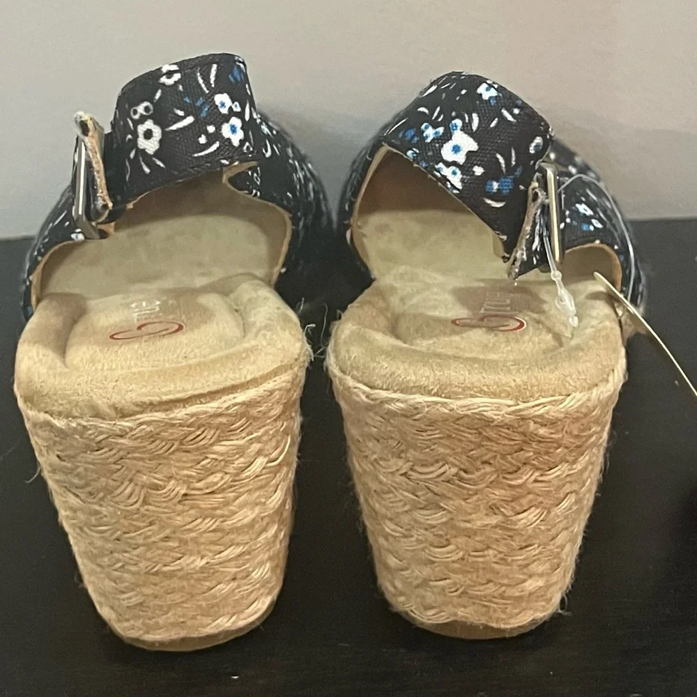 New with tags BareTraps Danny Blue Floral Espadrilles size 6.5